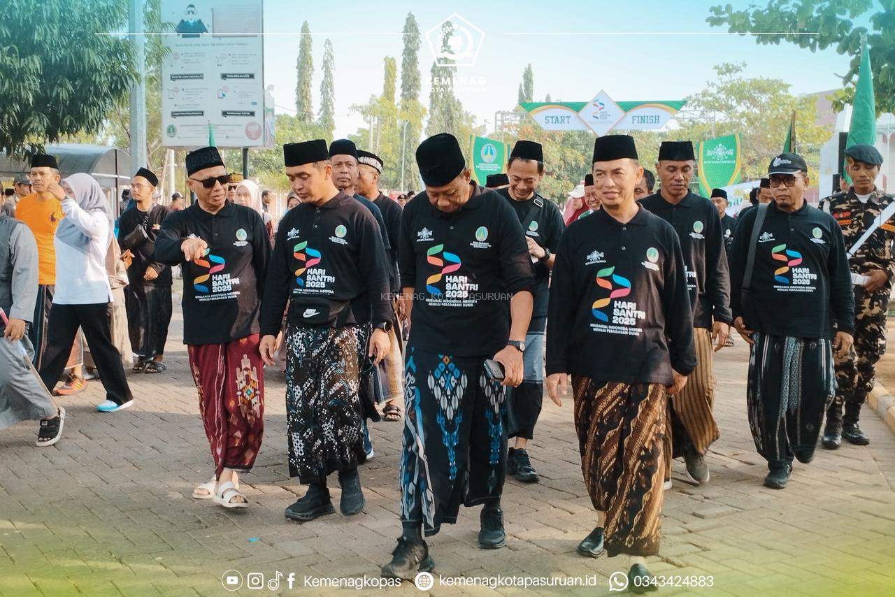 Kemenag Kota Pasuruan Ikuti Jalan Sehat Sarungan Peringati Hari Santri 2025