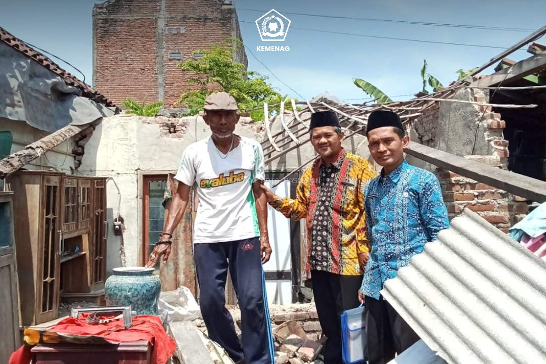 Kolaborasi Penyuluh Agama KUA Panggungrejo dan Lurah Karanganyar Dampingi Kelompok Binaan Korban Rumah Roboh